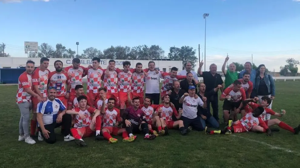Jugadores, directiva y afición celebraron el histórico campeonato y ascenso tras la victoria ante el Albalate.