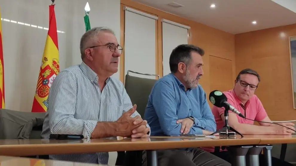 Longán, presidente del CA Fraga Bajo Cinca, Burgos, alcalde, y Esteve, técnico de Deportes.