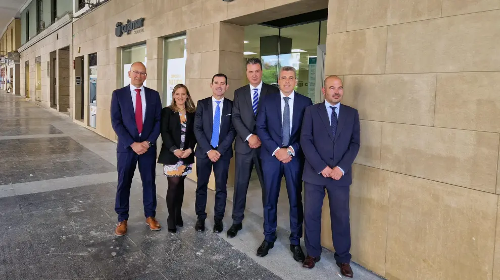 El responsable y varios profesionales de la nueva oficina de Huesca junto a directivos de Cajamar