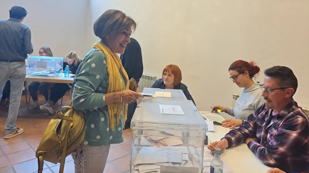 Una vecina de Sabiñánigo ejerce su derecho al voto en un colegio electoral el pasado domingo.