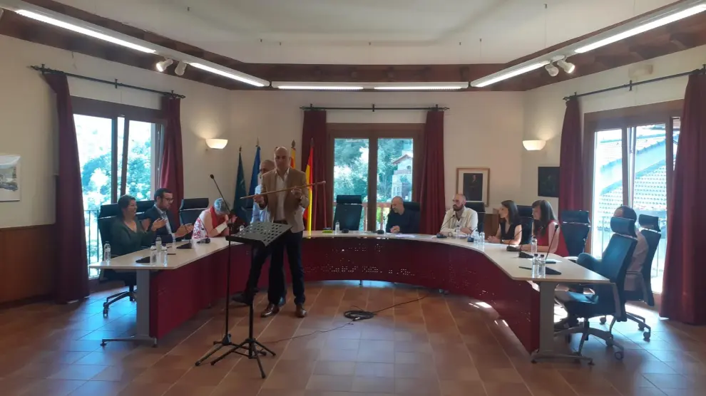 Giménez coge el bastón de alcalde tras el pleno de constitución del Ayuntamiento de Boltaña.