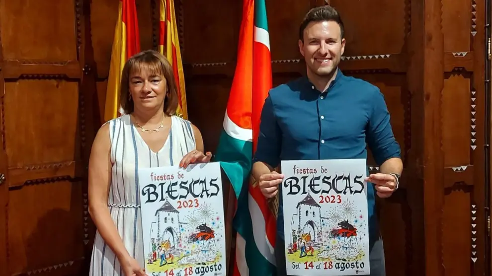 La alcaldesa de Biescas con el ganador del concurso del cartel de las fiestas.