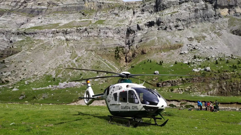 Foto de archivo del helicóptero de la Guardia Civil, durante un rescate de montaña en la provincia.