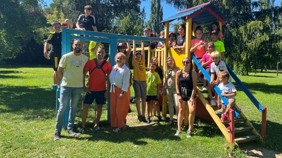 La presidenta comarcal y los alcaldes, en Santa Cilia, junto a los niños de la escuela de verano local y la de Javierregay.