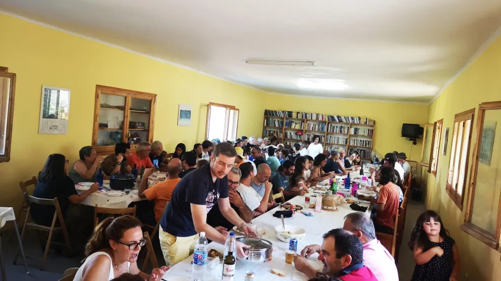 Los asistentes a la jornada celebrada en Gésera compartieron mesa y mantel.