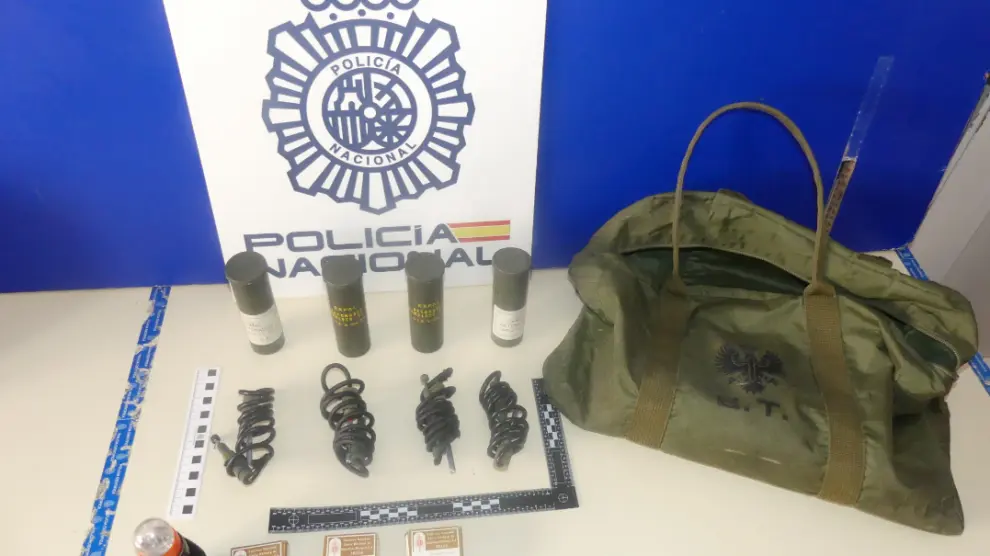 Detonadores y munición intervenidos por la Policía Nacional en Jaca.