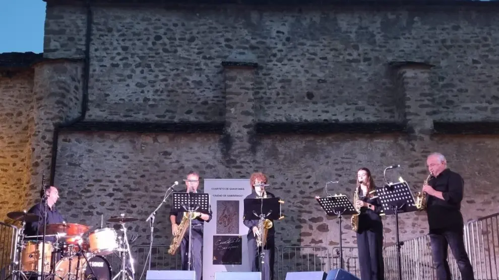El Cuarteto de Saxofones ‘Ciudad de Sabiñánigo’, actuando en el pueblo de El Puente, municipio de Sabiñánigo.