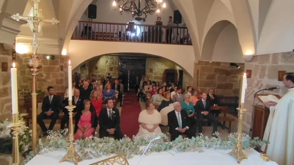 Un momento del enlace matrimonial que se ha celebrado este sábado en la iglesia de Barbués.