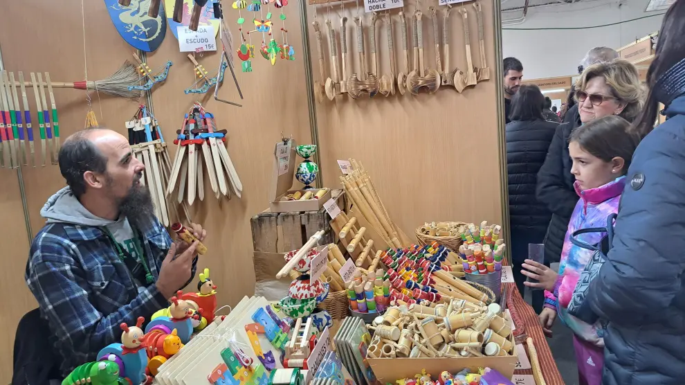 Mucho publico en los puestos de productos artesanos de la feria de Biescas.