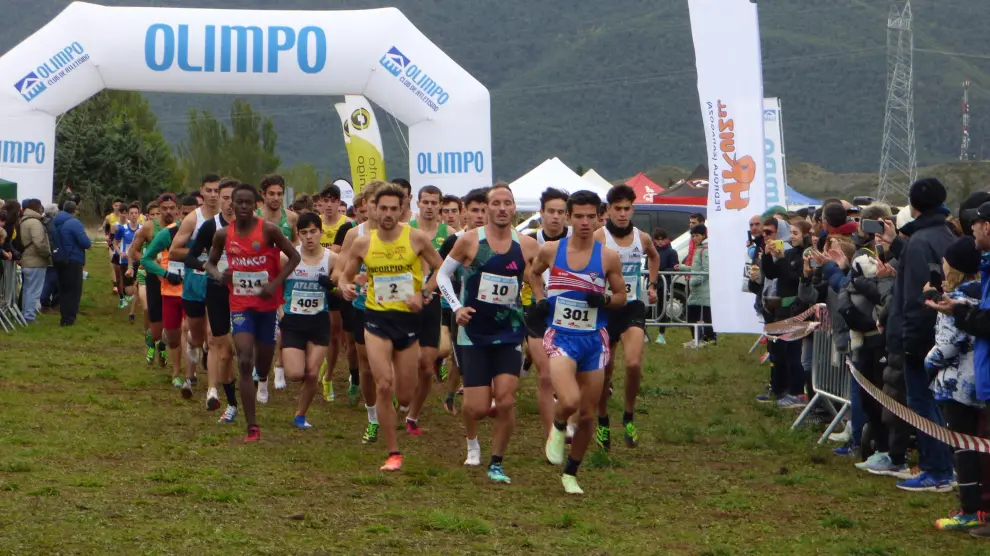 Inicio de la carrera absoluta masculina, con Alamañac y Abadía al frente