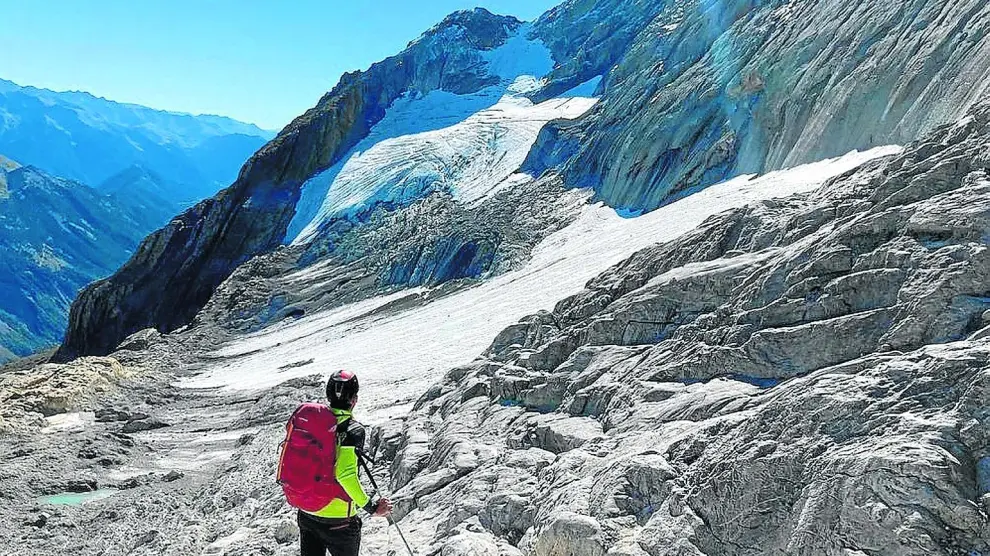 El glaciar de Monte Perdido, ya dividido definitivamente en el cuerpo occidental y el oriental.