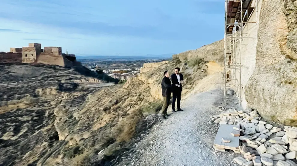 El alcalde de Monzón, Isaac Claver, y el presidente del Centro de Estudios de Monzón (CEHIMO), Pedro García, visitan el Fuerte.