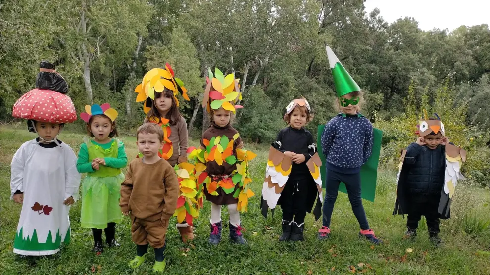 Los alumnos de infantil crearon disfraces y se lanzaron al bosque en una jornada soleada.