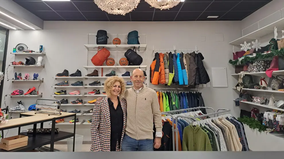 Tere Barrio y Luis García Landa, propietarios de Bici Aventura, ayer en su renovada tienda.