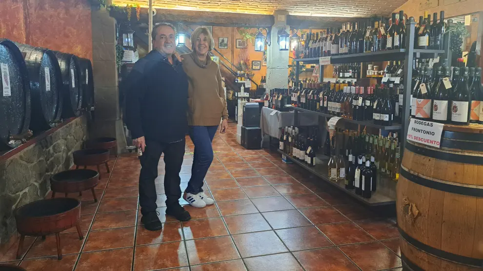Alfonso López y su mujer Montse en el negocio situado en la calle Serrablo que puso en marcha su abuelo en 1919.