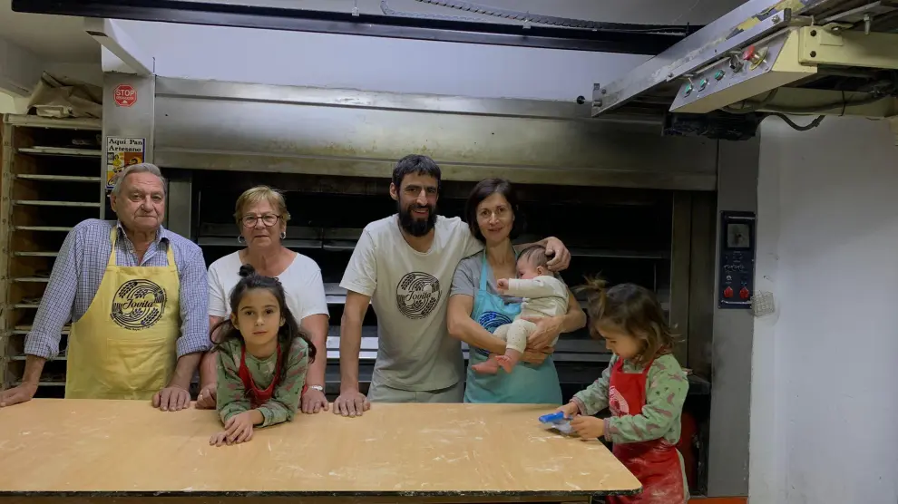 Víctor Chárlez y su familia en la panadería que regenta en la localidad de Naval.