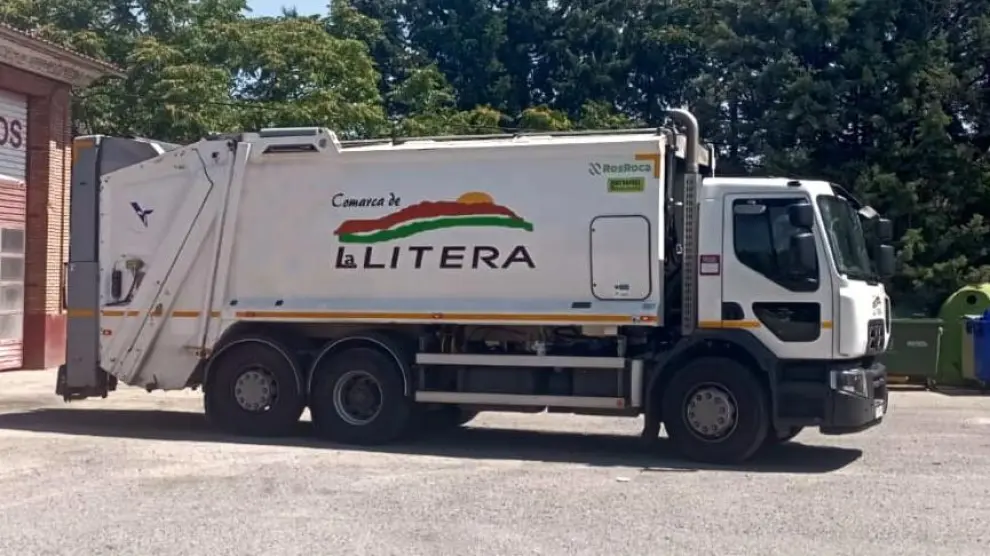 Camión del Servicio de Residuos de la Comarca de La Litera.