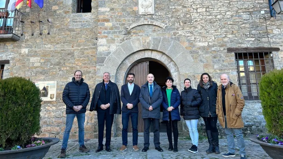 El delegado del Gobierno en Aragón, Fernando Beltrán ha mantenido una reunión con representantes institucionales de los ayuntamientos y la Comarca de Sobrarbe