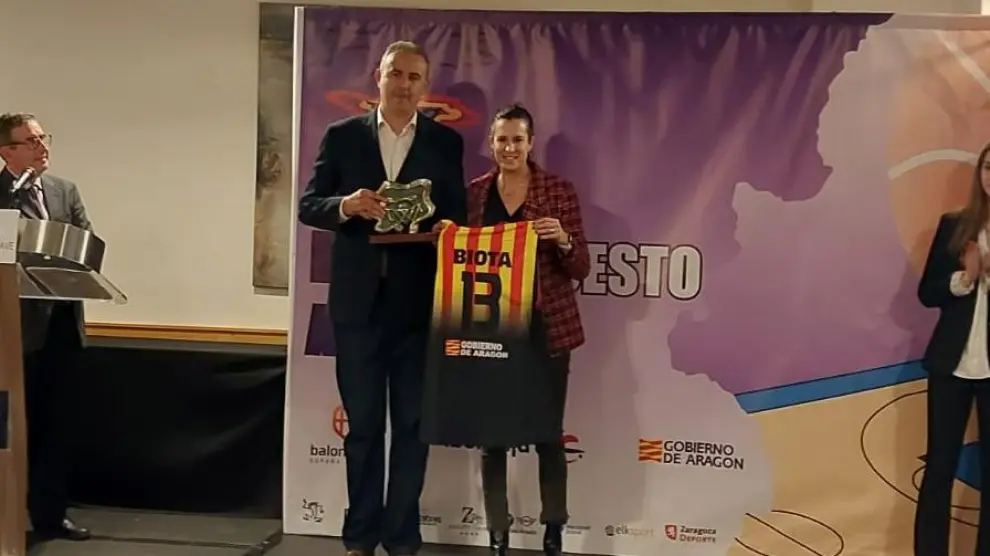 Nacho Biota recoge el premio de la FABcomo leyenda aragonesa.