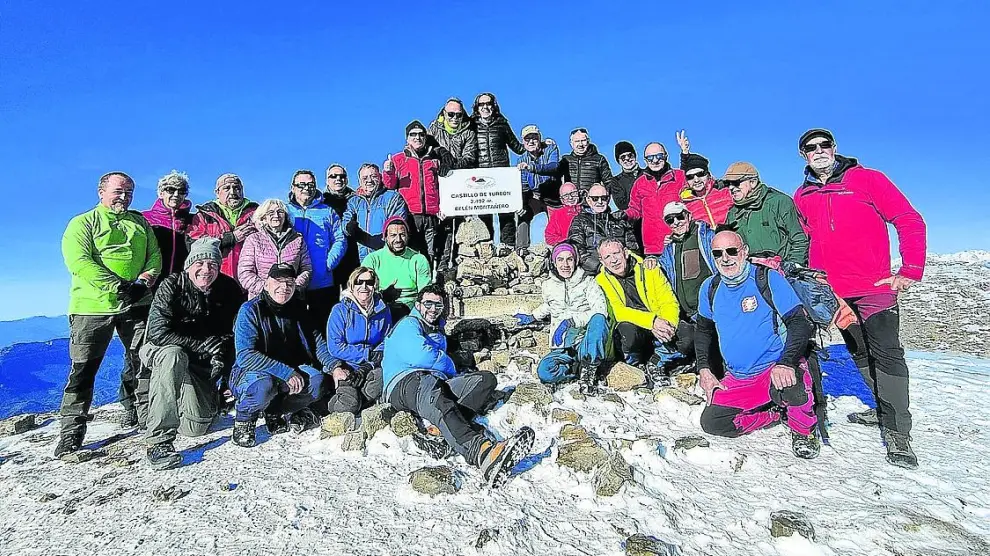 Miembros del Centro Excursionista de Ribagorza visitan el Belén en el Turbón (2.492 metros).