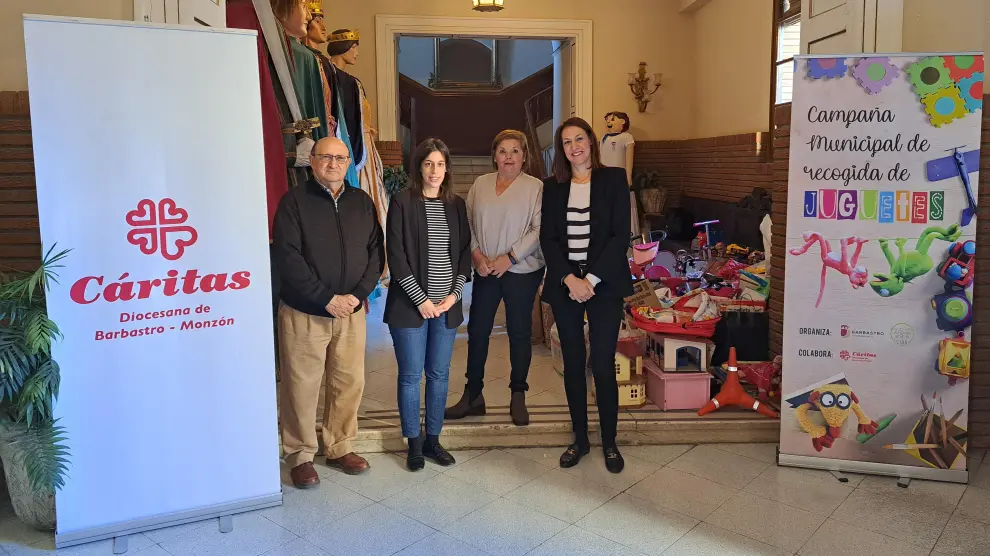 José Luis Durán, Lorena Espiérrez, Belén Checa y Blanca Galindo, junto a los juguetes donados a Cáritas.