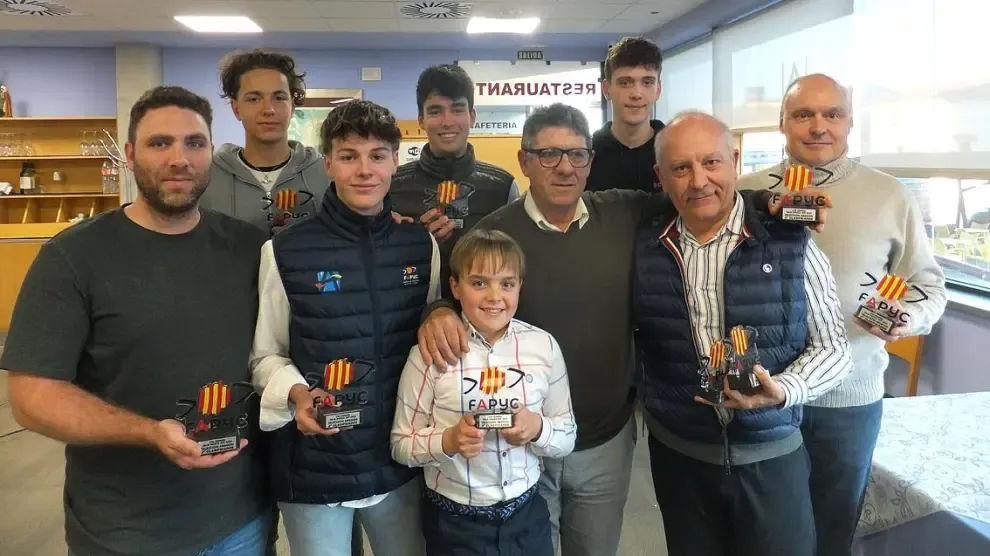Parte del equipo subcampeón y del campeón de España, con su equipo técnico.