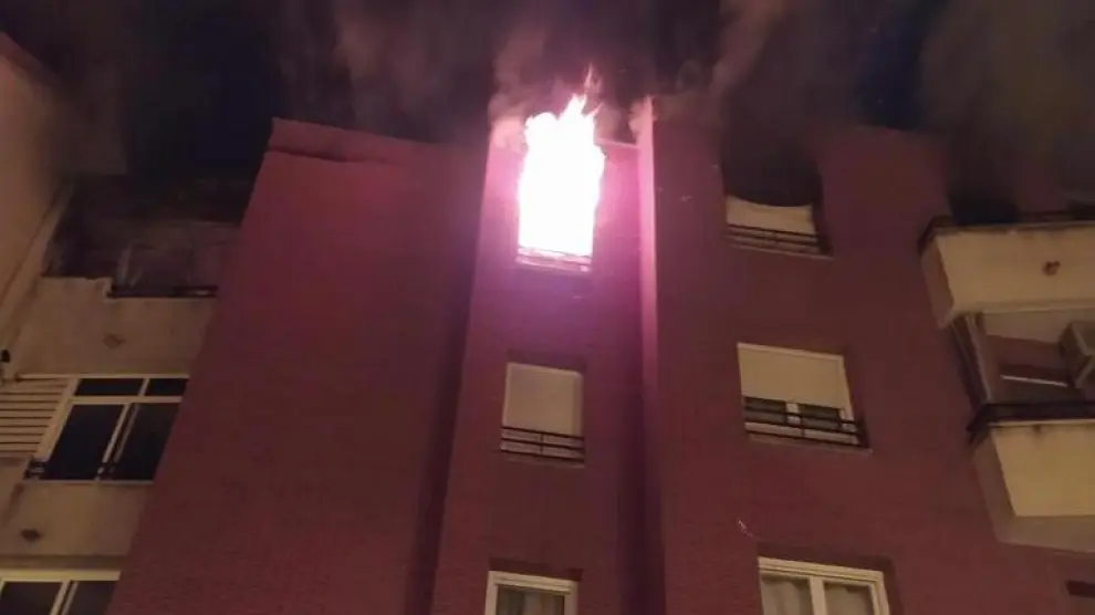 Bloque de viviendas en el que se aprecia el humo del incendio en uno de los pisos afectados.
