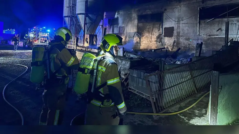 Intervención de los bomberos del Speis en el incendio de la nave de porcino en Puente La Reina.
