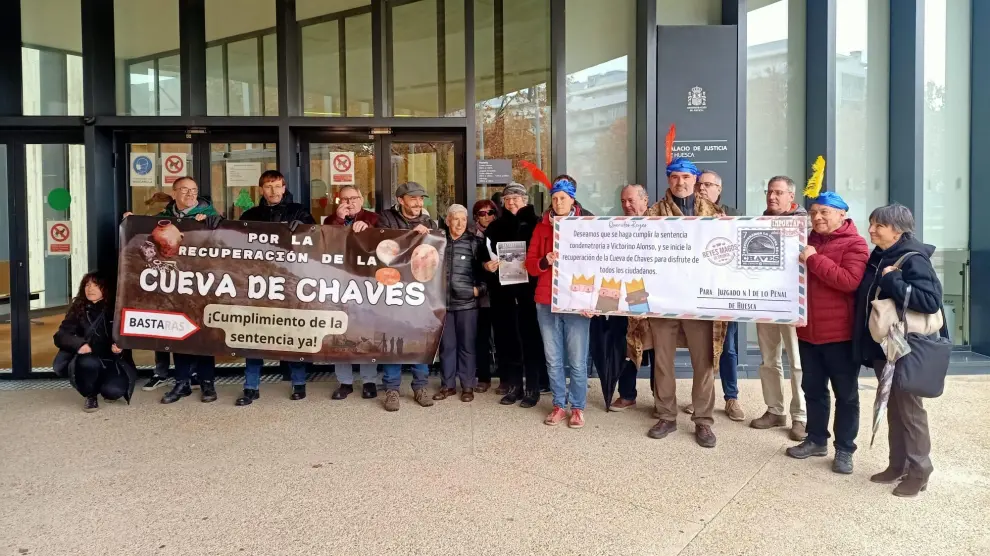 Representantes de las asociaciones durante la protesta este miércoles en los juzgados de Huesca.