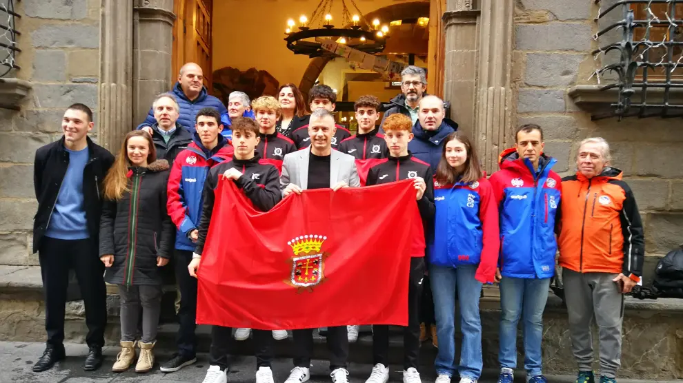 Los deportistas y técnicos seleccionados, junto al alcalde, los concejales y representantes de los clubes, a las puertas del Ayuntamiento.