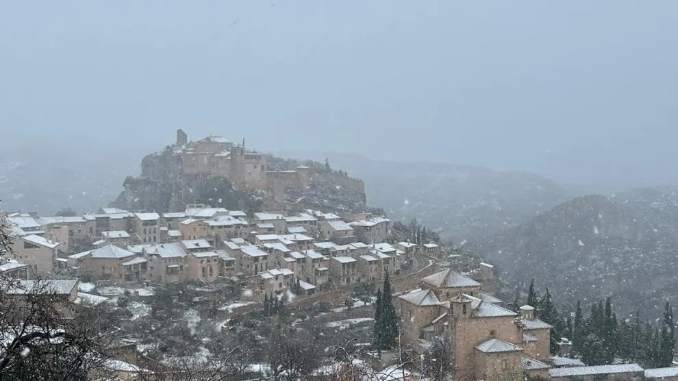 La nieve también llegó a la localidad de Alquézar.