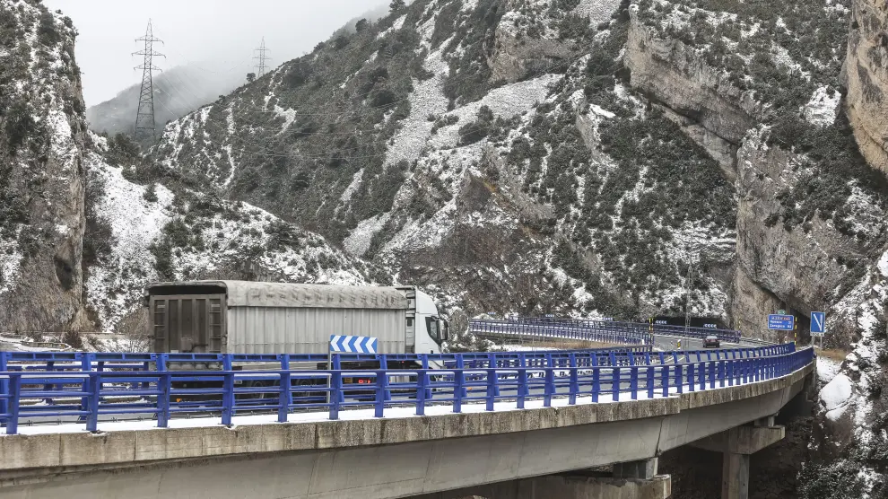 Un camión transita el viaducto de la A-23 a su paso por el municipio de Arguis, una vez levantadas la restricción de paso tras la nevada.
