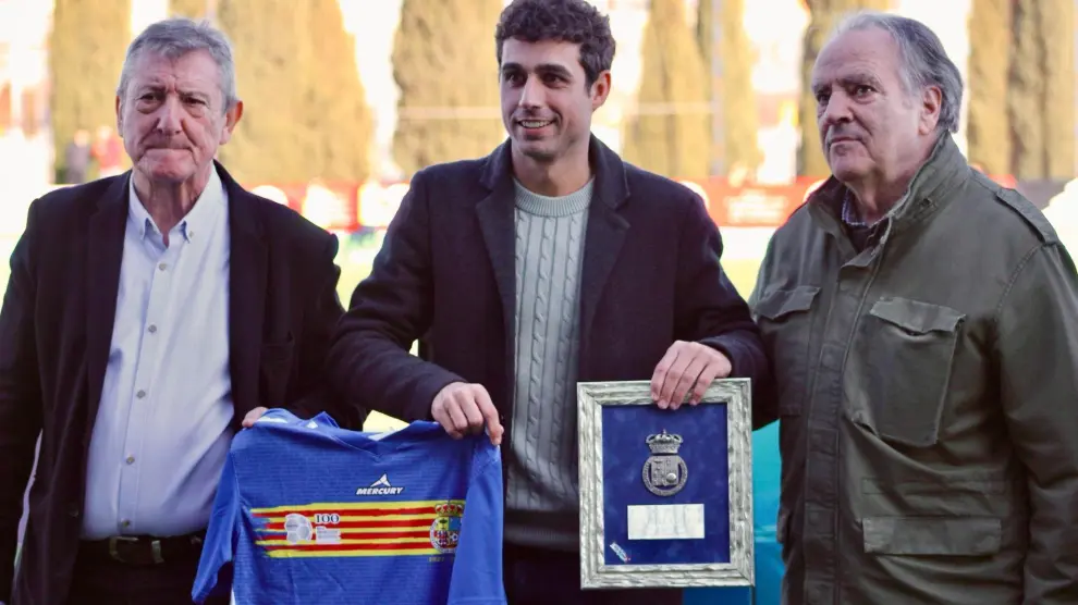 Costa, junto a Emilio Gracia, vicepresidente de la FAF, y Óscar Fle, presidente.