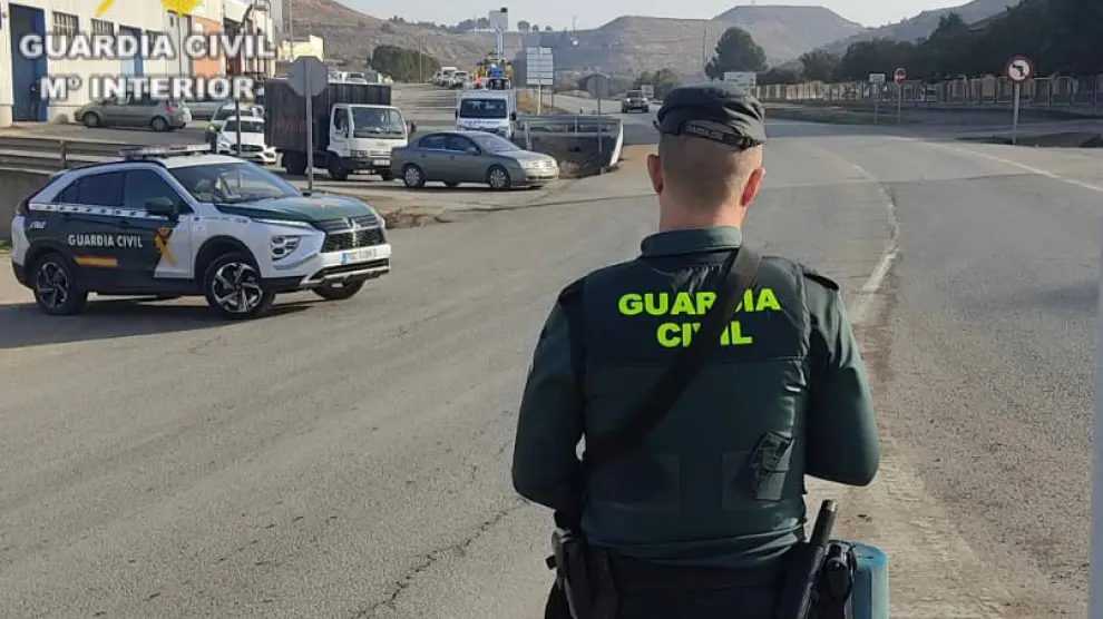 Los agentes del Puesto de la Guardia Civil de Fraga, han detenido a una persona por seis delitos de robo con fuerza en interior de vehículos.