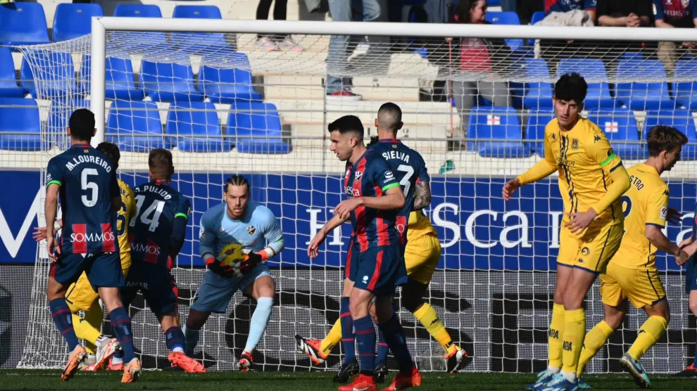 Álvaro atrapa un balón durante el partido en El Alcoraz