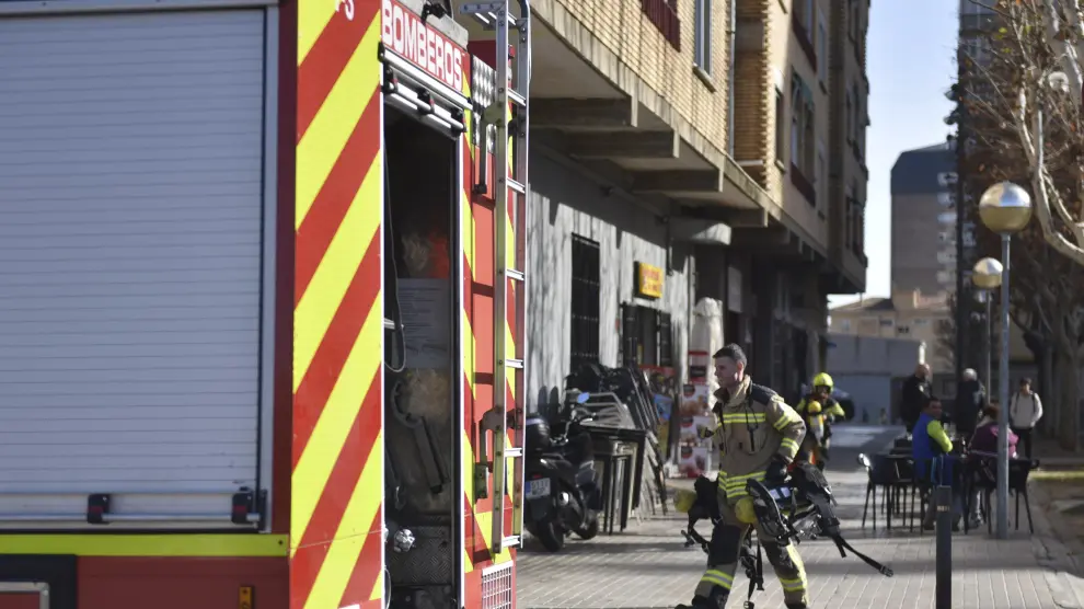 Intervención de los bomberos de Huesca en la plaza Lérida tras incendiarse una campana extractora.