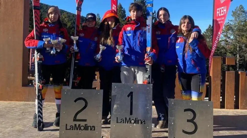 Esquiadores del CETDI Aragón en La Molina.