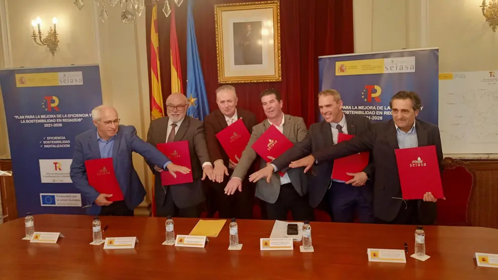 Firma de los tres convenios de modernización de regadíos en la subdelegación de Gobierno de Huesca.