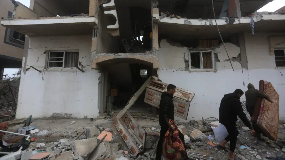 Ciudadanos de Rafah recogen sus efectos personales tras un bombardeo israelí.