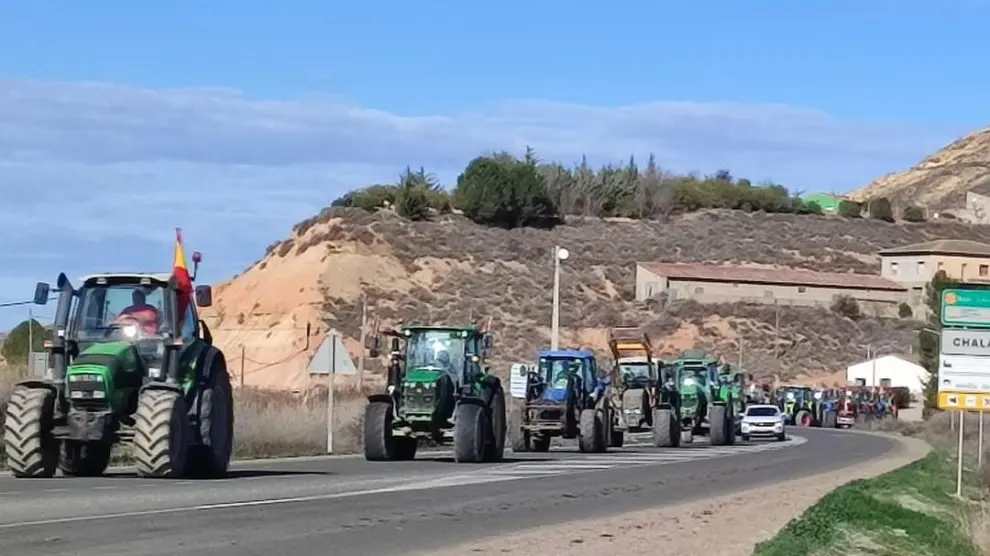 Tractores a su paso por Chalamera en la mañana de este lunes