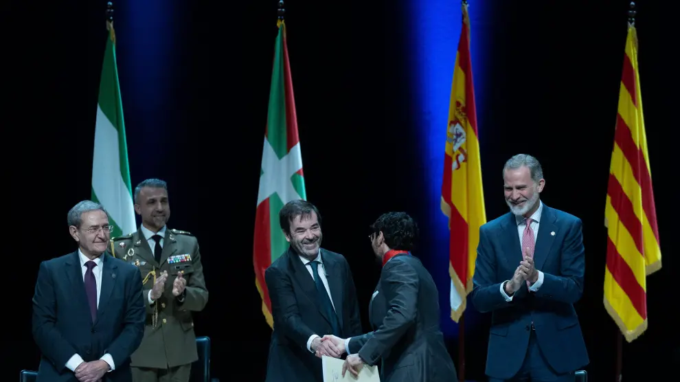 Francisco MArín Castán, Vicente Guilarte y Felipe VI, durante la entrega de despachos en Barcelona.