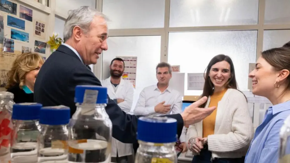 Los laboratorios donde se investiga la vacuna contra la tuberculosis han recibido este lunes la visita del presidente de Aragón, Jorge Azcón.