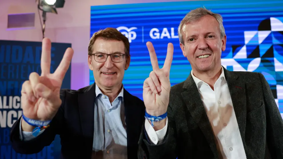 Rueda y Feijóo, con el signo de victoria, tras la Junta directiva del PP gallego.