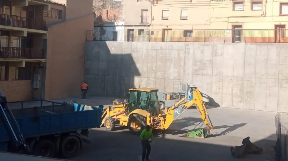 Trabajos para reurbanizar la plaza de España en Almudévar.