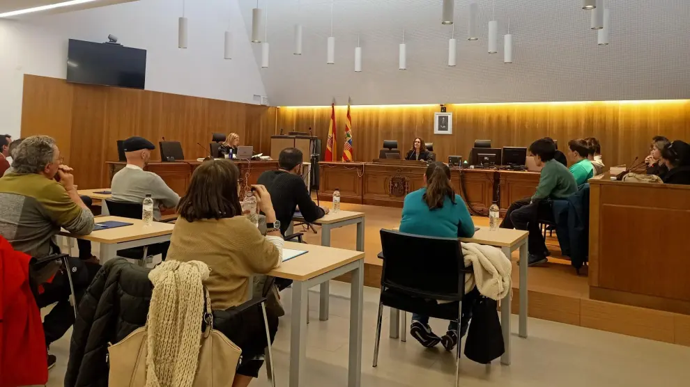 Primera sesión del juicio a los jóvenes acusados de allanamiento de morada en Castiello de Jaca.
