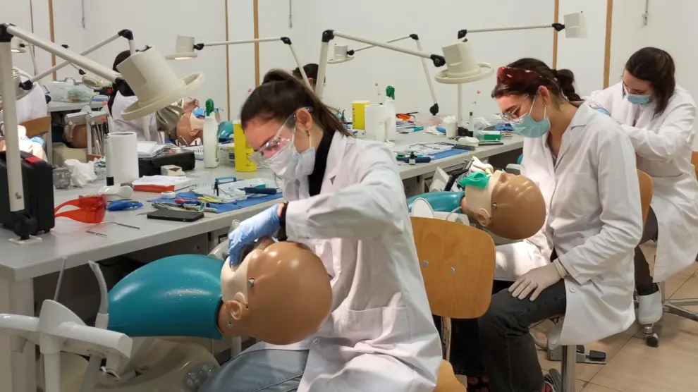 Los estudiantes, en la imagen un grupo de 3º, aprenden las distintas écnicas y tratamientos trabajando con maniquís.