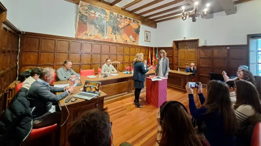 La concejala de más de edad, Isabel Manglano, ha entregado el bastón de mando a la nueva alcaldesa de Biescas, Lorena Cajal.