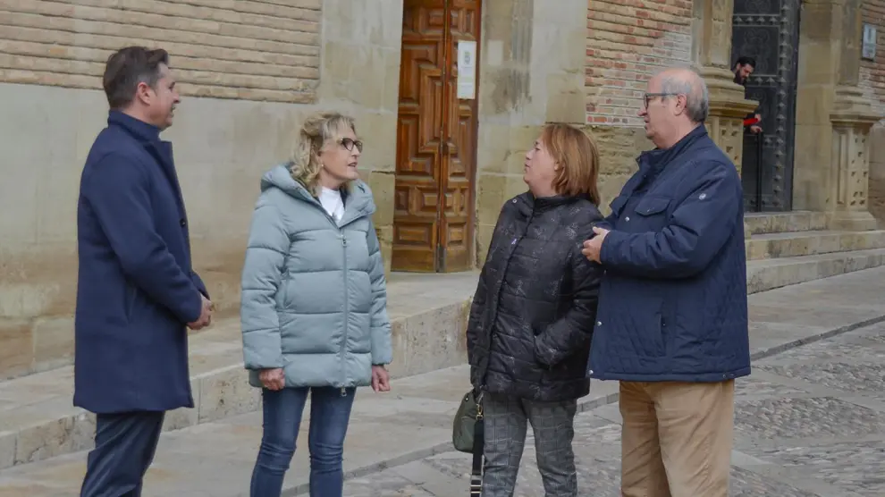 Sarasa, Salazar, Gerbás y Romance en la puerta del Ayuntamiento de Huesca.