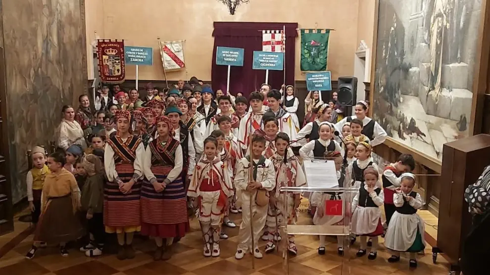 Los componentes de los grupos fueron recibidos en el Salón del Justicia del Ayuntamiento de Huesca