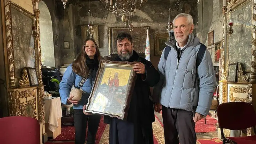 Constancio Arigita, con su hija Sofía, recogiendo un icono de manos del curo Toderitá Rusu